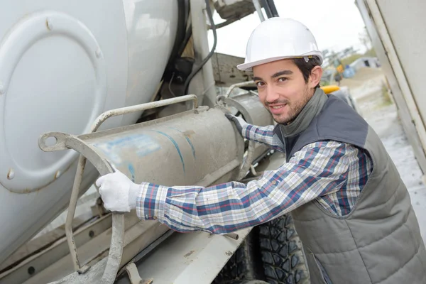 Homme avec camion de transport de ciment — Photo