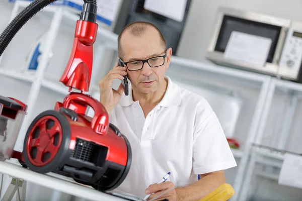 Tecnico con apparecchio cilindrico — Foto Stock