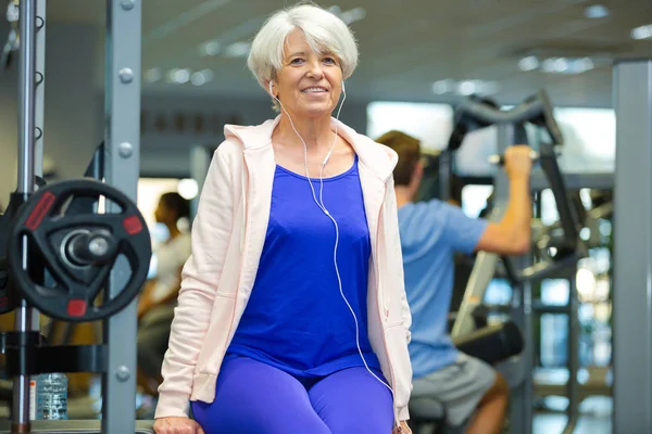 Oude senior vrouw tijdens de sport training — Stockfoto