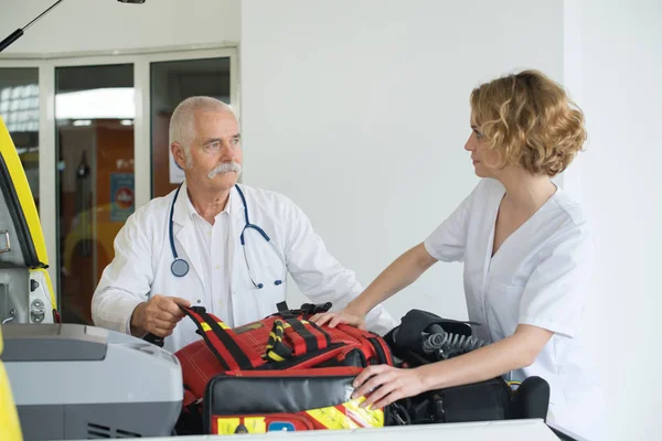 Médico de ambulancia femenino y masculino hablando antes de la misión —  Fotos de Stock