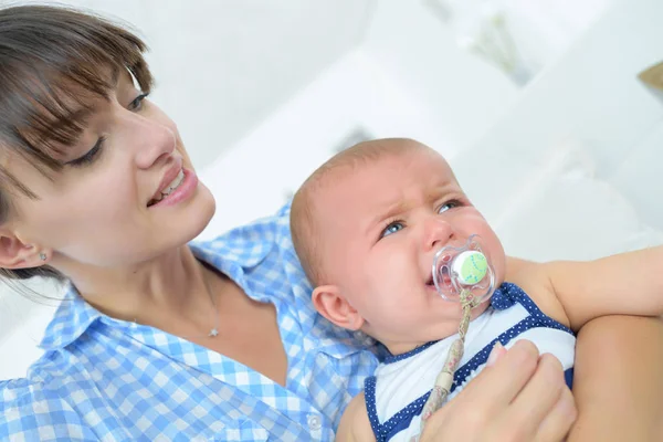 Baby mit Schnuller weint — Stockfoto