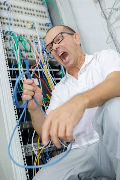 Ingeniero de red enojado en la sala de servidores — Foto de Stock