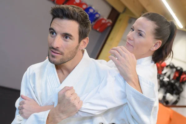 Pareja en artes marciales celebrar — Foto de Stock