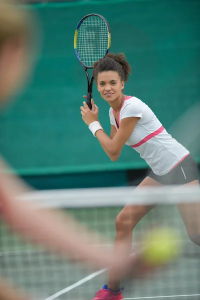 Jugador femenino en el partido de tenis — Foto de Stock