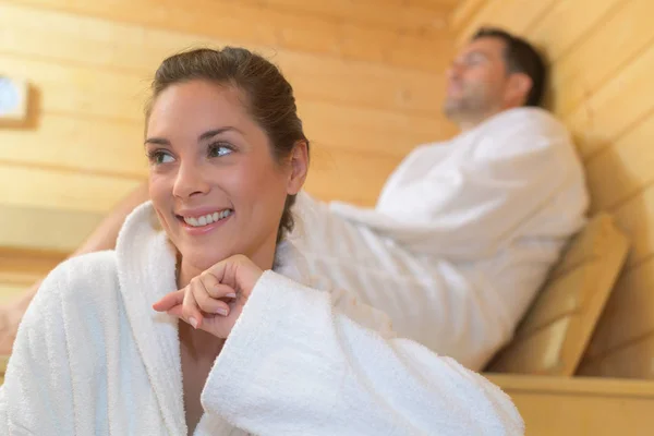 Man en vrouw in de sauna — Stockfoto