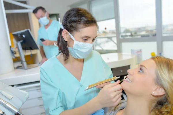 Montaggio di una dentiera e una professione — Foto Stock