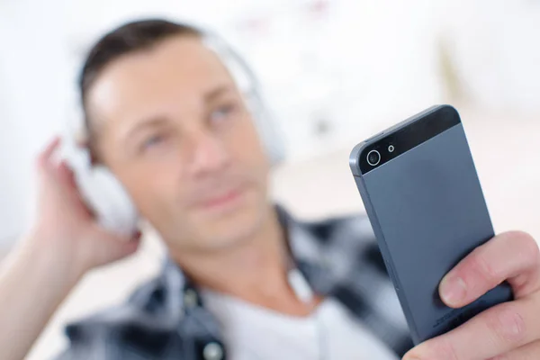 Homme écoutant son téléphone cellulaire — Photo