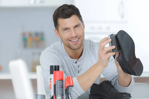 Man polishing a shoe — Stock Photo, Image