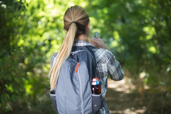 Bela mulher caminhando na floresta de pinheiros sozinho — Fotografia de Stock