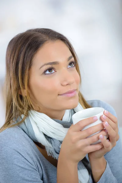 Hermosa mujer bebiendo la taza de té — Foto de Stock