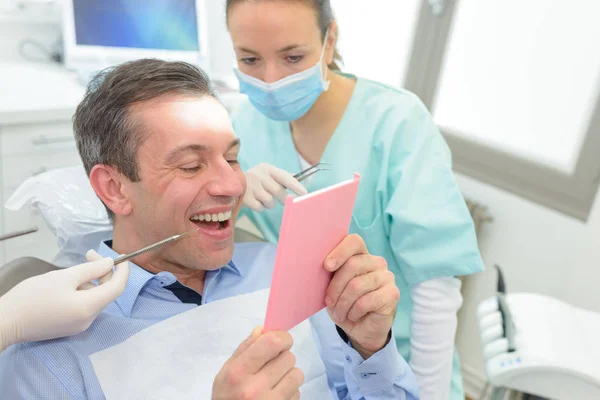 Paziente con fessura dello specchio dopo l'estrazione del dente — Foto Stock