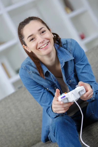 Дівчина посміхається тримає геймплей — стокове фото