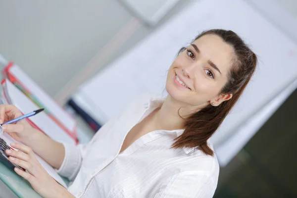 Jonge vrouwelijke student op Universiteit klas — Stockfoto