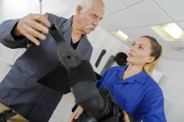 Aprendiz femenina que trabaja en piezas de automóviles —  Fotos de Stock