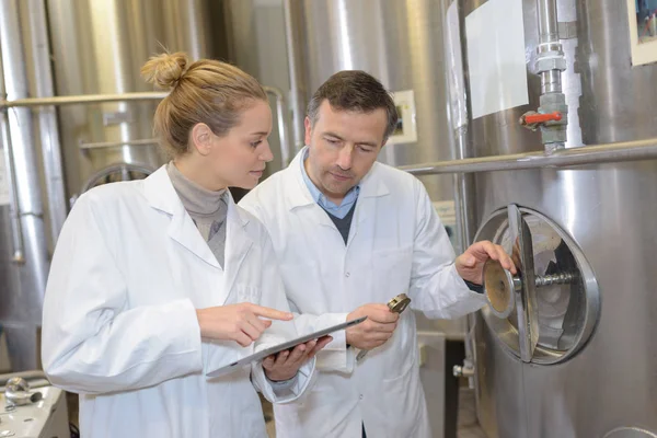 L'ispettore della qualità della distilleria — Foto Stock