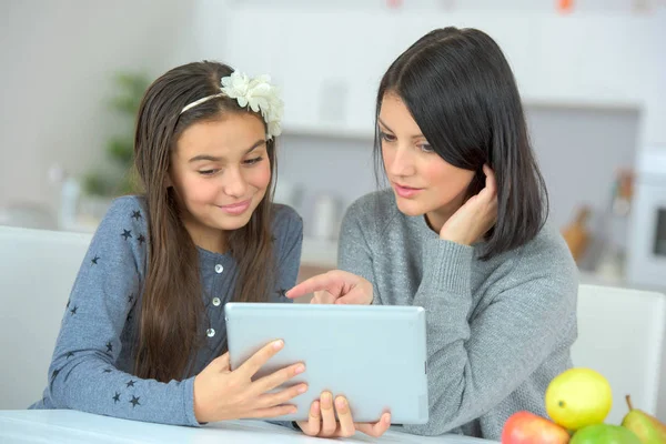 Mutter und Tochter mit Tablet-PC — Stockfoto
