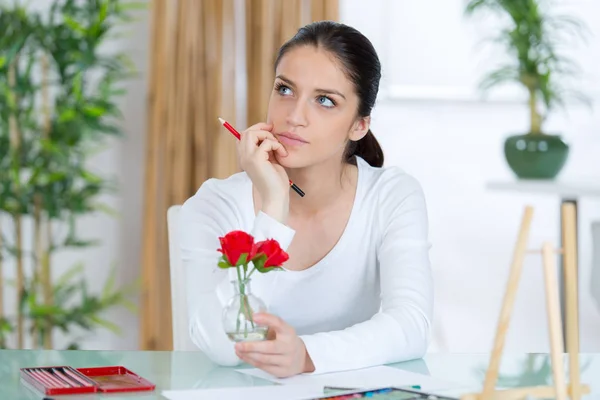 Ung kvinna söker hämta inspiration — Stockfoto