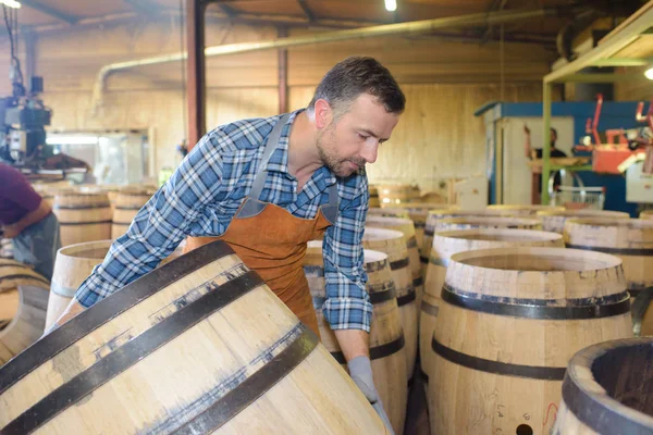 Barriles de madera cooper producción utilizando martillo y herramientas en taller —  Fotos de Stock