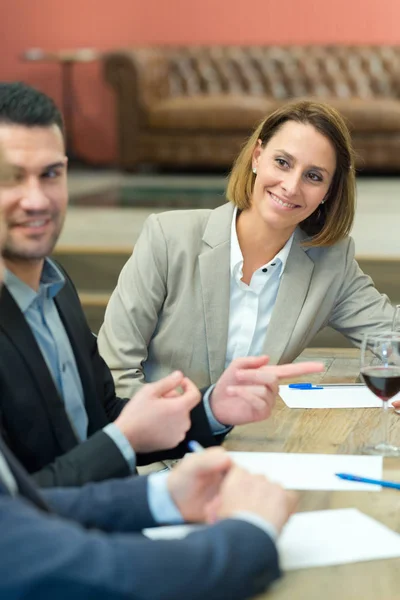 Mensen uit het bedrijfsleven bijeen in moderne restaurant — Stockfoto