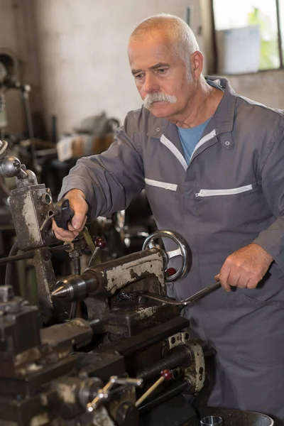 Mecânico sênior no trabalho — Fotografia de Stock