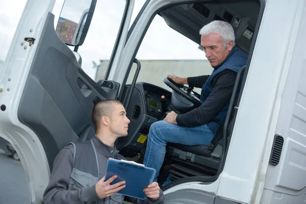 Conductor de camión senior llevando a gerente — Foto de Stock