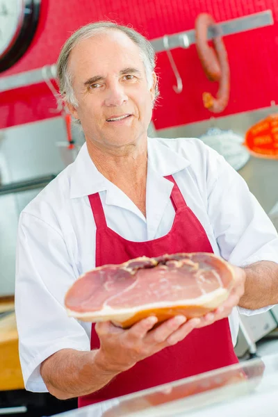 Metzger und sein Fleisch — Stockfoto