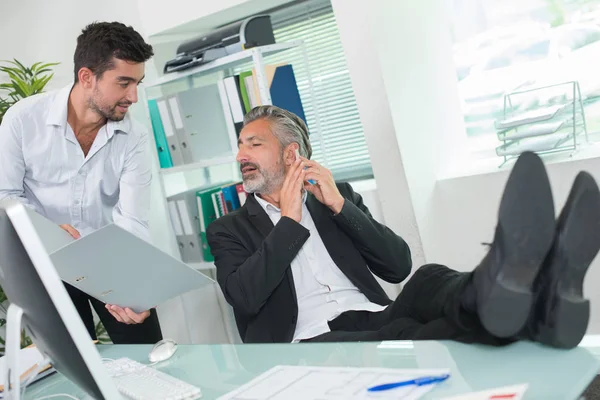 The relaxed boss and report — Stock Photo, Image