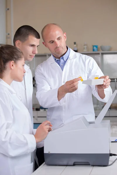 Wetenschapsstudenten en leraar in loop — Stockfoto