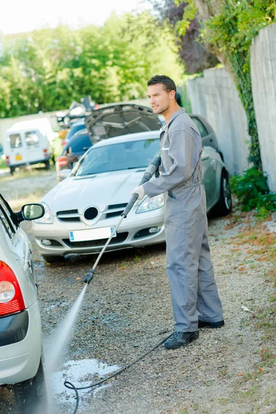 Man druk wassen van een auto — Stockfoto