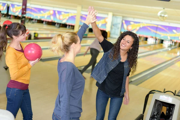 Dames doen hoge vijf na het bowlen van succes — Stockfoto