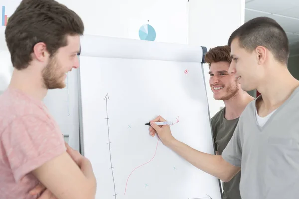 Teen meninos desenho diagramas no branco bordo durante a aula — Fotografia de Stock