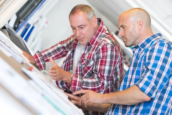 Twee mannelijke ingenieurs werken met nieuw project — Stockfoto