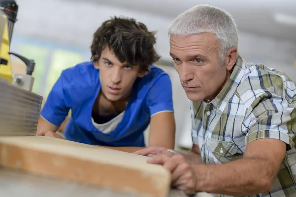 木工和年轻男性 — 图库照片