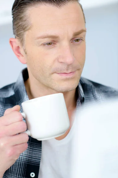 Чоловік тримає чашку і дорослого — стокове фото