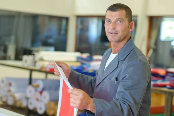 Controllore della qualità della scheda e azienda — Foto Stock