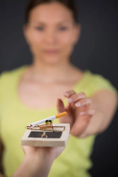 Przekazanie, sięgania po papierosa w Pułapka na myszy — Zdjęcie stockowe