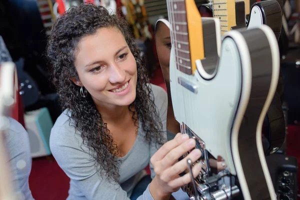 Lady aanraken van gitaar en lady — Stockfoto