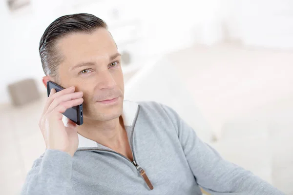 Podnikatel dělat telefonní hovor — Stock fotografie