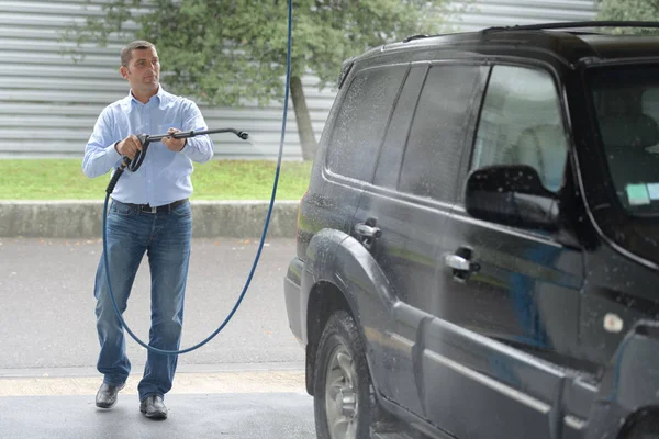 Carwash - homem que trabalha com arruela de alta pressão — Fotografia de Stock