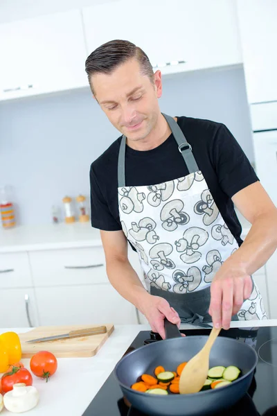 Mann zu Hause beim Kochen — Stockfoto