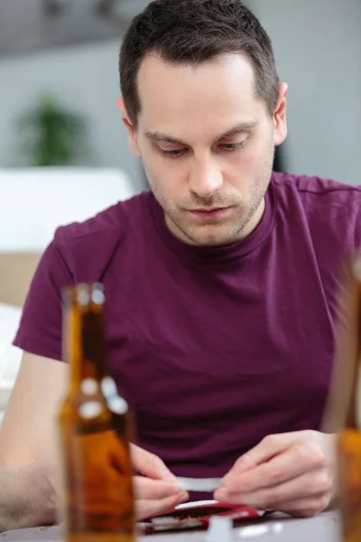 Man rullande en cigarett — Stockfoto