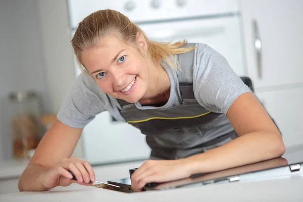 Femme plaque de cuisson installateur et travail — Photo