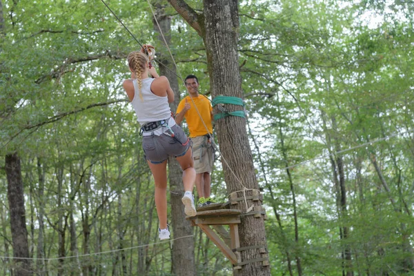 Couple corde d'escalade au parc d'aventure — Photo