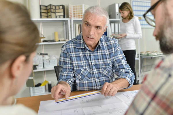 Arquitecto explicando sus diseños — Foto de Stock