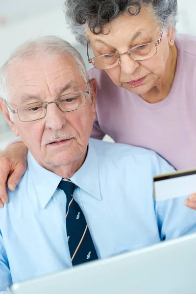 Älteres Ehepaar nutzt die Karte im Internet — Stockfoto