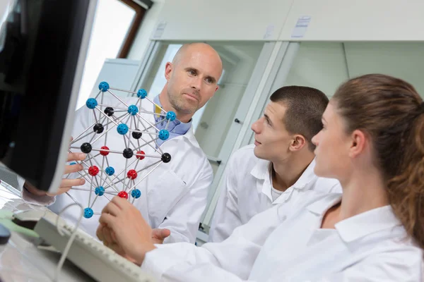 Middelbare schoolstudenten met de leraar in de klas van de chemie — Stockfoto