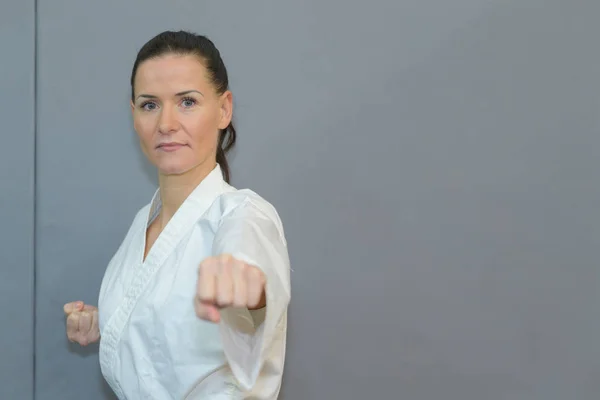 Vrouwelijke atleet beoefenen van karate — Stockfoto