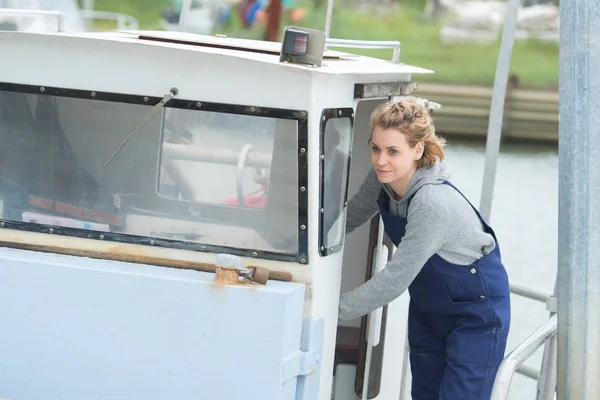 Pekerja wanita di atas perahu — Stok Foto