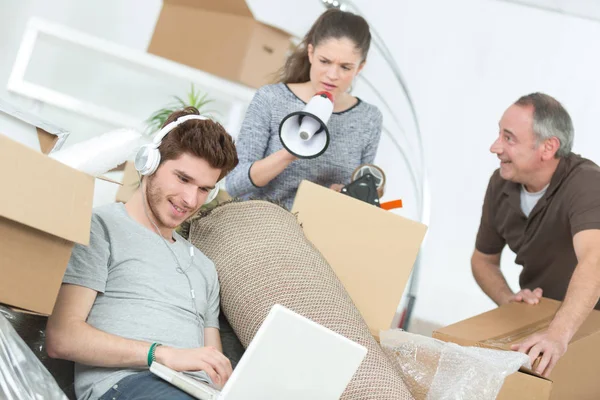 Man surfen op het internet terwijl boos vriendin met een megafoon — Stockfoto