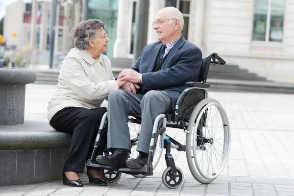 Coppia anziana in sedia a rotelle — Foto Stock